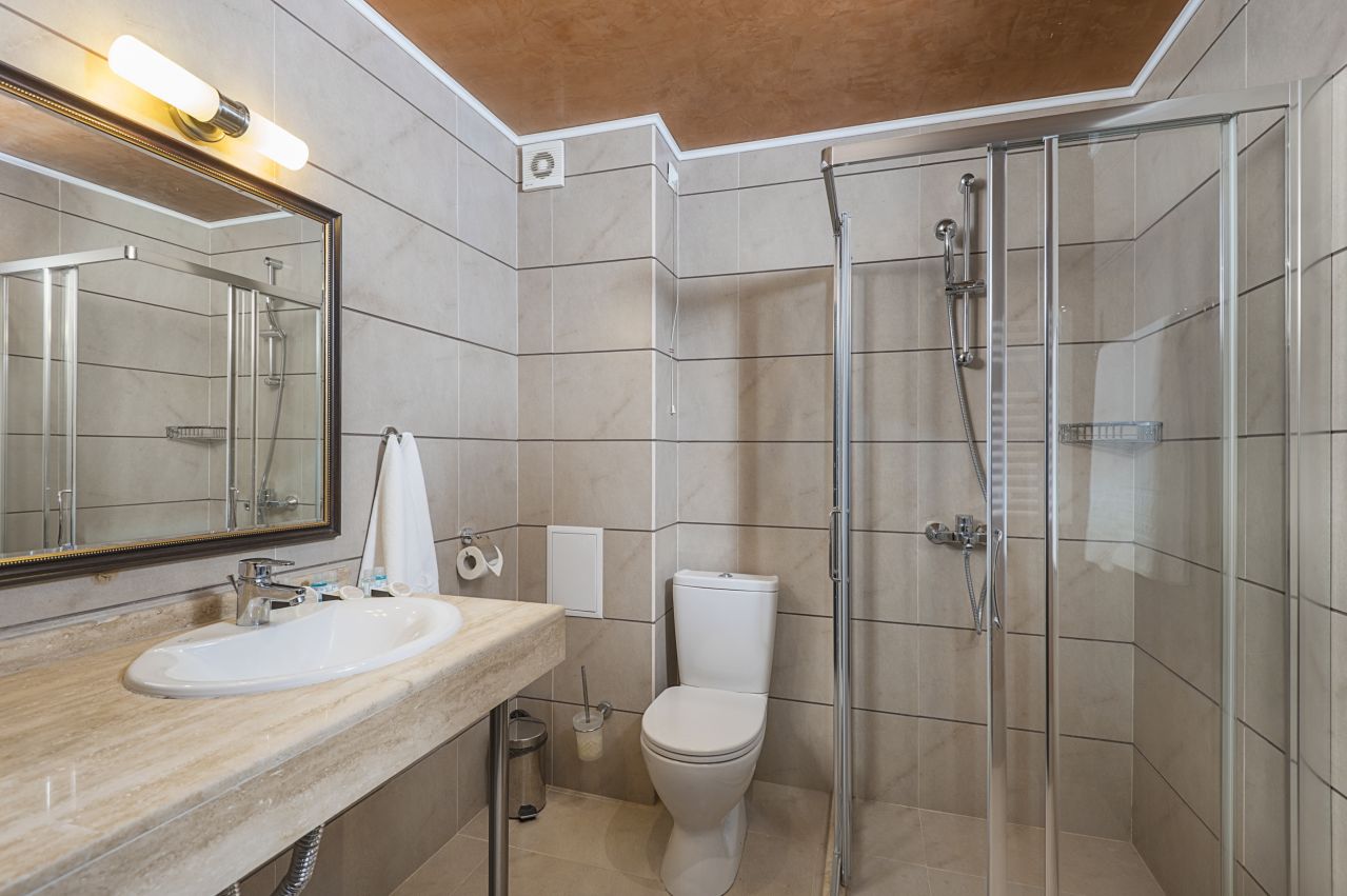 Royal Park Hotel & Apartments_Double Room-Bathroom.jpg